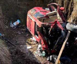 El vehículo en que viajaba la familia quedó completamente destruido tras el accidente en la CA-5.