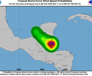 La tormenta tropical Sara tocó tierra en Belice y se degradó a depresión, pero continúa trayendo lluvias intensas y el riesgo de inundaciones en Centroamérica.