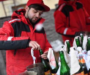 Un voluntario demuestra la preparación de cócteles Molotov en la cervecería Pravda - (Verdad) en Lviv el 27 de febrero de 2002.