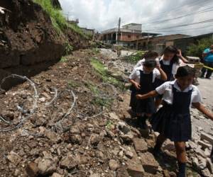 Un muro de la Escuela Ramón Amaya Amador, en la colonia La Haya, cayó estrepitosamente a raíz de las fuertes lluvias.