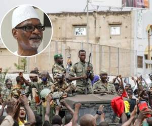 El presidente del país africano fue detenido el martes por militares rebeldes, quienes fraternizaron con manifestantes que piden desde hace meses la salida del jefe de Estado y de su gobierno. Fotos: AFP