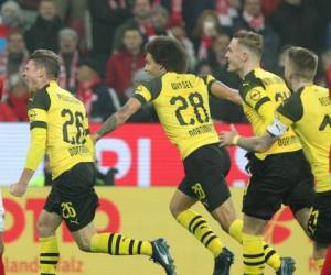 El defensor polaco de Dortmund, Lukasz Piszczek celebra el 2-1 durante el partido de fútbol de la Bundesliga de la primera división alemana entre el FSV Mainz 05 y el Borussia Dortmund en Mainz, Alemania occidental el 24 de noviembre de 2018.