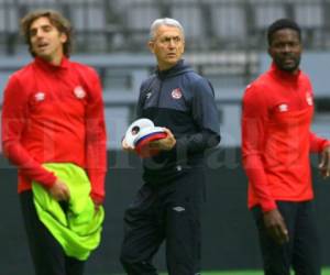 El entrenador Benito Floro espera ganar el juego. Foto: Ronal Aceituno.