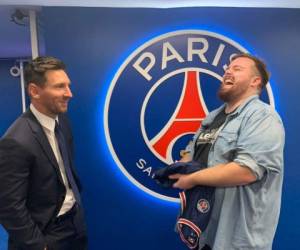 Uno de los momentos más distendidos y divertidos de la charla de Ibai con Messi, fue cuando el streamer le dio una camiseta del PSG con el 30 en la parte de atrás, para que se la firmara y poder sortearla entre sus seguidores. Foto. @PSG_espanol/Twitter