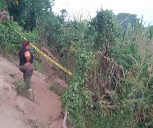 Vecinos del lugar alertaron a las autoridades policiales sobre el hallazgo de los tres cuerpos en una de las riberas del río Choloma.