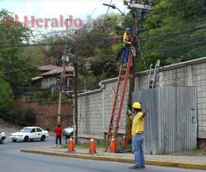 El servicio de alumbrado público es manejado por la ENEE después que fracasara el fideicomiso para trasladarlo a un operador privado. Foto: EL HERALDO