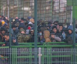 Refugiados de Ucrania hacen fila para ingresar a Polonia en el cruce fronterizo de Medyka, en el este de Polonia, el 28 de febrero de 2022.