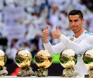 Cristiano Ronaldo posando junto a los cinco balones de oro que ha ganado. Foto: AFP