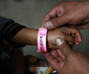 Un niño utiliza una pulsera para presentar petición de asilo a EEUU en un albergue en Ciudad Juárez, México. Muchos familias migrantes ha sido separadas al cruzar la frontera. (Foto: AP)