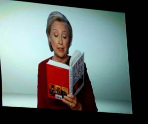 La última candidata comenzó el segmento de comedia con el libro cubriéndole el rostro, el cual bajó para revelar que era Clinton. Tras su lectura, Corden le dijo con entusiasmo que era perfecta para el trabajo. Foto: AP