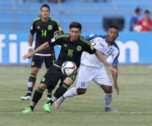 Luis Garrido trata de sacarle la pelota al equipo mexicano.