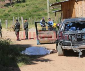 El cuerpo del pequeño comerciante quedó cerca de su carro. Foto Estalin Irías / EL HERALDO