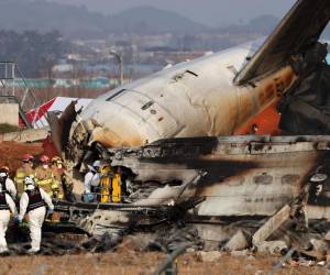 Los bomberos han confirmado que el balance final del accidente sufrido hoy domingo por el vuelo 7C2216 de la surcoreana Jeju Air, que estalló tras salirse de pista y chocar contra un muro en el aeropuerto de Muan (a 290 kilómetros al suroeste de Seúl), es de 179 fallecidos y solo dos supervivientes.