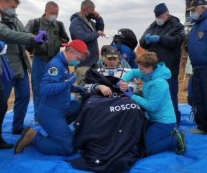 En esta imagen, distribuida por Rosaviatsiya, el astronauta de la NASA Chris Cassidy, sentado en una silla poco después de aterrizar cerca de la localidad de Dzhezkazgan, Kazajistán, en una sonda procedente de la Estación Espacial Internacional, el 22 de octubre de 2020.