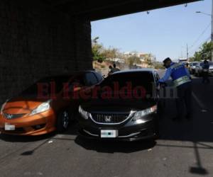 En los retenes las autoridades solicitan la tarjeta de identidad para poder verificar si puede salir. Foto: Johny Magallanes / EL HERALDO.