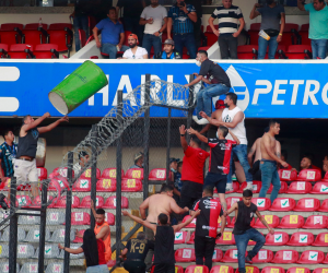 Los seguidores de Atlas pelean con los seguidores de Querétaro durante el partido de fútbol del torneo Clausura mexicano entre Querétaro y Atlas en el estadio Corregidora en Querétaro, México, el 5 de marzo de 2022.