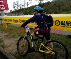 Molina, quien practica fútbol y karate, dice que comenzó el ciclismo antes de los 11 años, cuando aún no perdía parte de su cuerpo. Foto Yinely Suazo