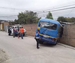 La unidad chocó contra el muro de la casa. Solo se registraron daños materiales.