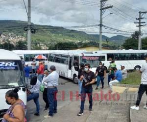 El paro de las unidades comenzó desde las 9:00 de la mañana antes de movilizarse hacia el IHTT para exigir una respuesta. Foto: Efraín Salgado/EL HERALDO