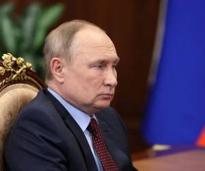 El presidente ruso Vladimir Putin asiste a una reunión con el jefe de la Unión de Industriales y Empresarios de Rusia, un grupo de presión de grandes empresas, en el Kremlin en Moscú el 2 de marzo de 2022.