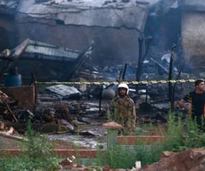 Efectivos del ejército paquistaní examinan el lugar donde cayó un avión en Rawalpindi, Pakistán, el martes 30 de julio de 2019. Foto: AP /Anjum Naveed.