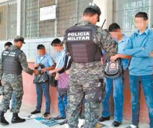 Los jóvenes fueron sometidos a revisiones de sus mochilas.