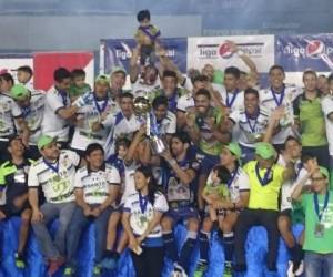 Sebastián Abreu celebra con los jugadores del Santa Tecla. Foto: Varinia Escalante