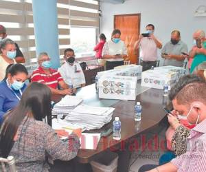 Dirigentes magisteriales acudieron al Congreso Nacional a presentar la iniciativa. Foto: El Heraldo