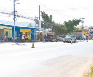 Acordonada con conos de la Policía permaneció ayer la llantera donde ocurrió el hecho criminal, cerca de la estación policial.