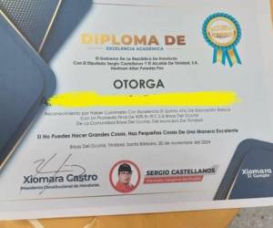 El diploma de honor que fue entregado a una estudiante en Santa Bárbara, tiene la fotografía de Sergio Castellanos, diputado de Libertad y Refundación (Libre) y la firma de la presidenta Xiomara Castro.