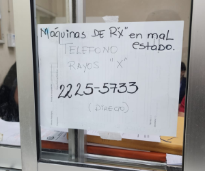 En la sala de rayos x, en la ventanilla, hay está el rótulo que especifica que no pueden hacer nada para sacar radiografías de los pacientes.