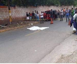 El cuerpo de la víctima quedó tendido en plena calle, por lo que las autoridades tuvieron que cerrar el paso.