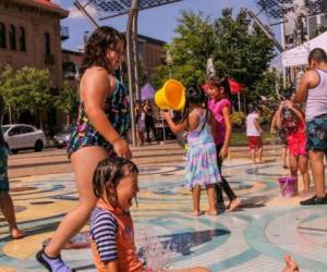 En estas regiones, los ventiladores y aires acondicionados están agotados y las ciudades han abierto centros de refrescamiento. FOTO: AFP