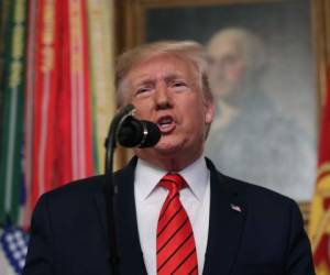 El presidente Donald Trump habla en la Sala Diplomática de la Casa Blanca en Washington, el domingo 27 de octubre de 2019.