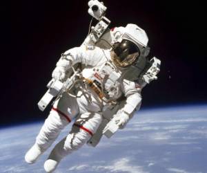 En esta foto del 7 de febrero de 1984 difundida por la NASA, el astronauta Bruce McCandless II, realiza una caminata espacial a pocos metros de la cabina del transbordador espacial Challenger en órbita terrestre. Foto AP