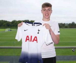 Tottenham Hotspur oficializó la contratación del extremo, Jack Clarke.