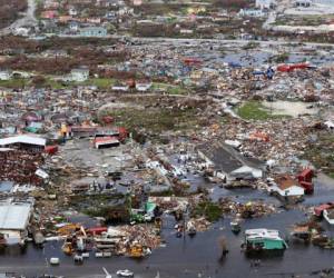 Una fotografía aérea publicada por el Ministerio de Defensa del Reino Unido (MOD) el 4 de septiembre de 2019 muestra los escombros y la destrucción tras el huracán Dorian en la isla de Gran Abaco, en el norte de Bahamas, el 3 de septiembre de 2019. Foto AFP