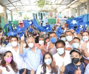 Según el protocolo de bioseguridad, los políticos deben dar el ejemplo poniéndose mascarillas cuando formulan sus discursos.