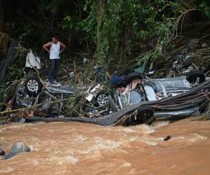 Unas 24 personas fueron rescatadas con vida.