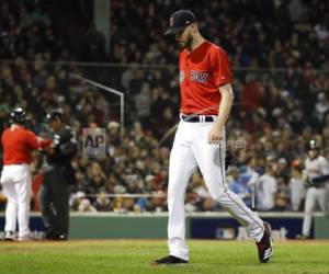 El abridor de los Medias Rojas de Boston Chris Sale sale rumbo a la caseta después de permitir dos carreras en el segundo inning del primer juego de la Serie de Campeonato de la Liga Americana ante los Astros de Houston el sábado 13 de octubre de 2018 en Boston. (AP Foto/David J. Phillip)