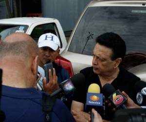 El presidente de Fenafuth atenció a la prensa antes del entrenamiento.