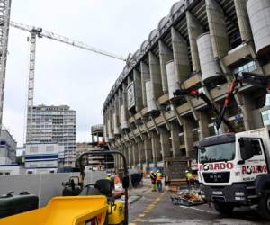 Los trabajadores trabajan en el proyecto de renovación del estadio Santiago Bernabeu en Madrid. Foto: Agencia AFP.