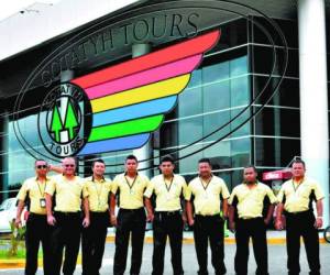 Los operadores del servicio de taxis del aeropuerto piden ayuda.