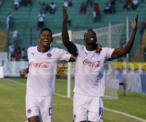 Costly y Estupiñan celebran ante Platense .