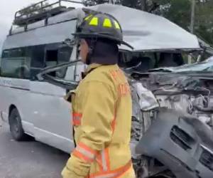 Así quedó el automotor en su parte frontal luego del aparatoso choque.