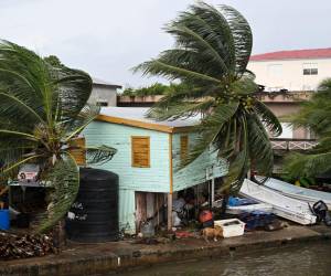 El área costera de Belice sufrió los embates del fenómeno natural desde temprano.