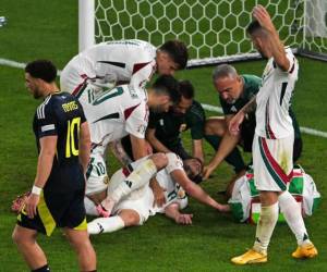 Jugador de Hungría tuvo que salir en ambulancia tras chocar con el arquero escocés en la Eurocopa 2024.