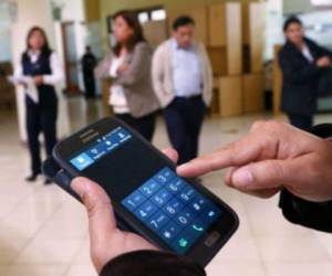 El estudio contó con la participación de 39 voluntarios que permitieron a los científicos recoger muestras de sus teléfonos. /Foto AFP/