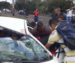 Varias personas colaboraron para ayudar a rescatar del amasijo de hierros a la joven atrapada. (Fotos: Alex Pérez/ El Heraldo)