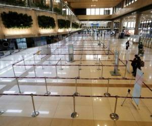 Mostradores de registro de las aerolíneas japonesas lucen desérticos en el aeropuerto Gimpo de Seúl, Corea del Sur, el sábado 7 de marzo de 2020. AP.